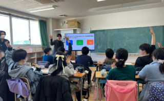 トラックを間近に！つばさグループが小学校のキャリア教育に登壇